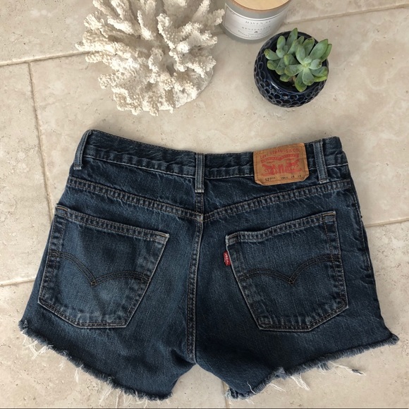 Levi’s mid-waisted shorts - Picture 3 of 6